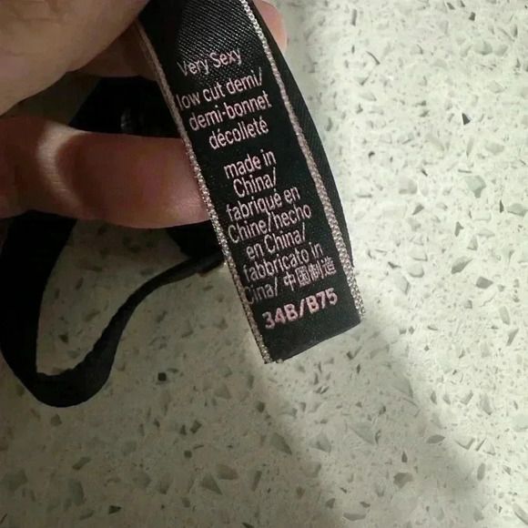 VICTORIAS SECRET BLACK AND LACE FLORAL APPLIQUÉ BRA size 34B EUC - Picture 2 of 2